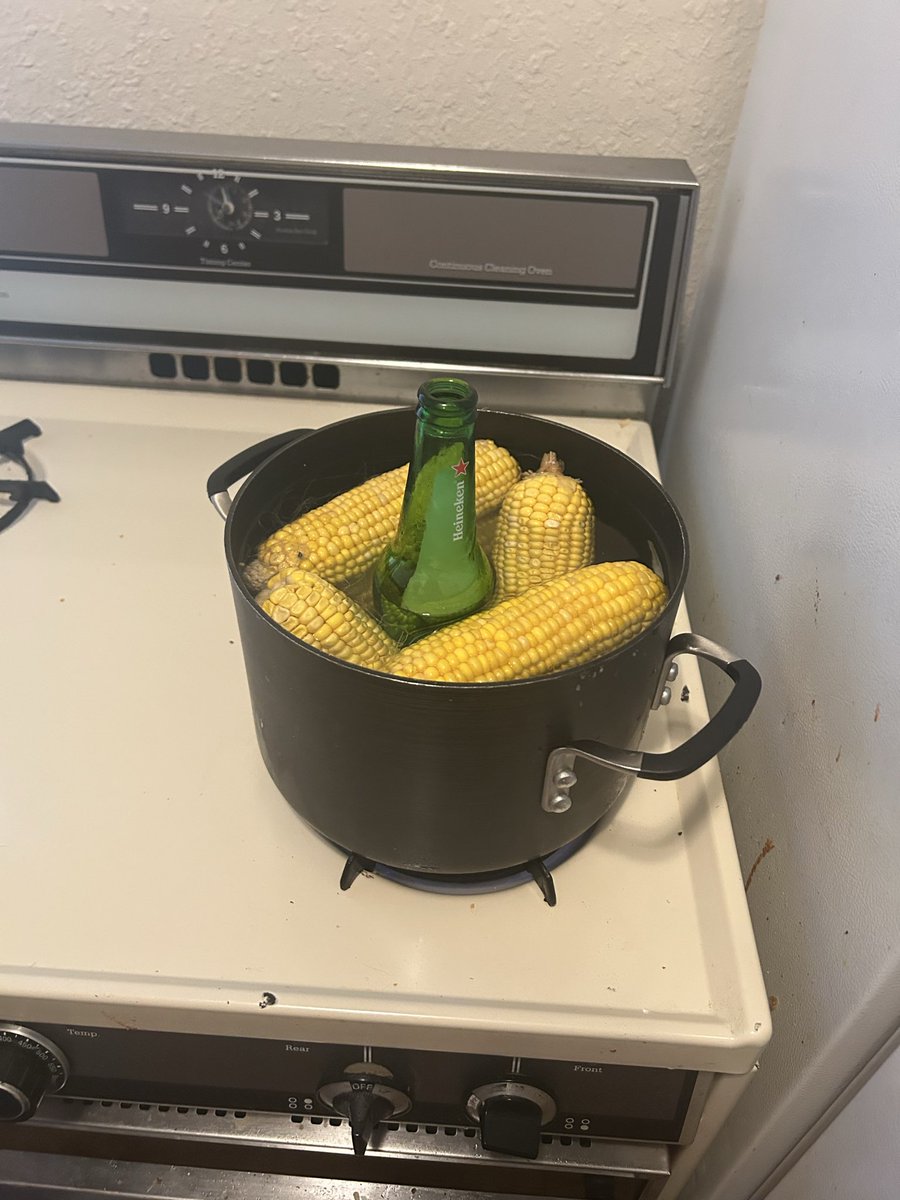 Punkers__'s tweet photo. Roommate needed defrost corn and her beer this was her solution. https://t.co/MRPXcwxjZz