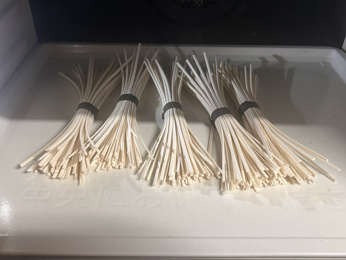 znunko98's tweet photo. グルテンを電子レンジで失活させる、こちらのポストを乾麺のうどん試したところ1.5Lのお湯で250g茹でてもお湯がﾄﾞｭﾙﾄﾞｭﾙにならずｻﾗｻﾗで麺を洗う手間も省け快適にナスの揚げ浸しサラダうどん+きのこ納豆味変小鉢が大満足の仕上がりになりましたことをここにご報告いたします https://t.co/881p5btOOJ