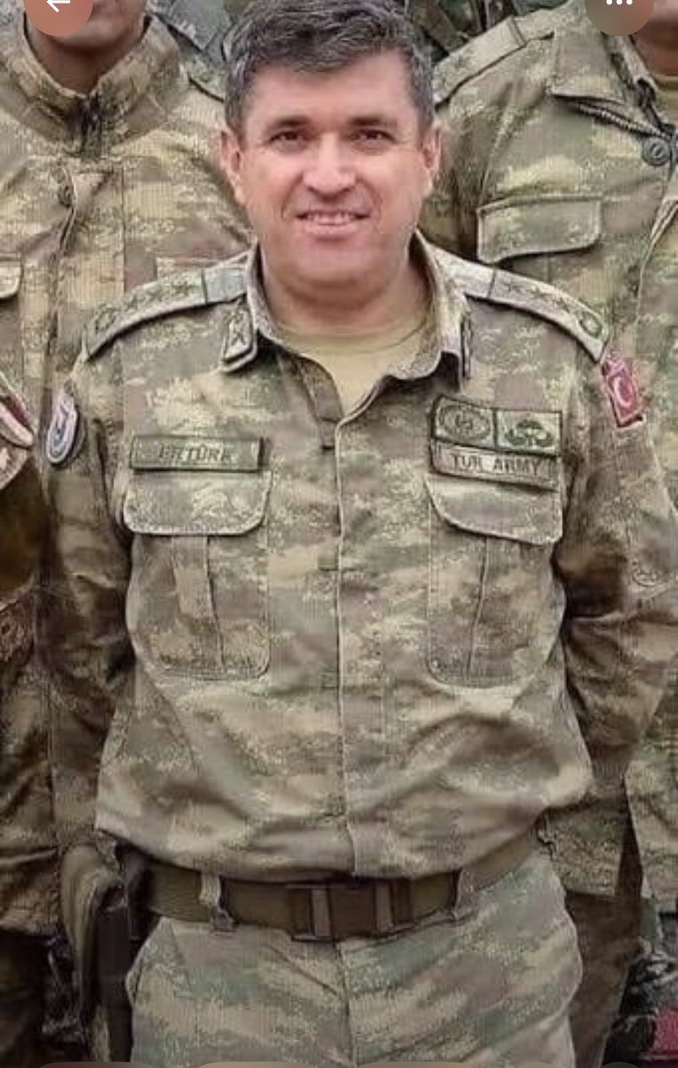 yvzah's tweet photo. En başta sana saygı, minnet duygularımı sunuyorum sevgili Sait Ertürk çünkü kimseden emir almadan anayasal düzene sahip çıktın, bu uğurda canını vermekten çekinmedin, bazılarının da ezberini bozdun! Sevgili eşin ve iki kızın, üniformanın namusunu koruyanlar seninle gurur duyuyor. https://t.co/WjHqz3ix9V