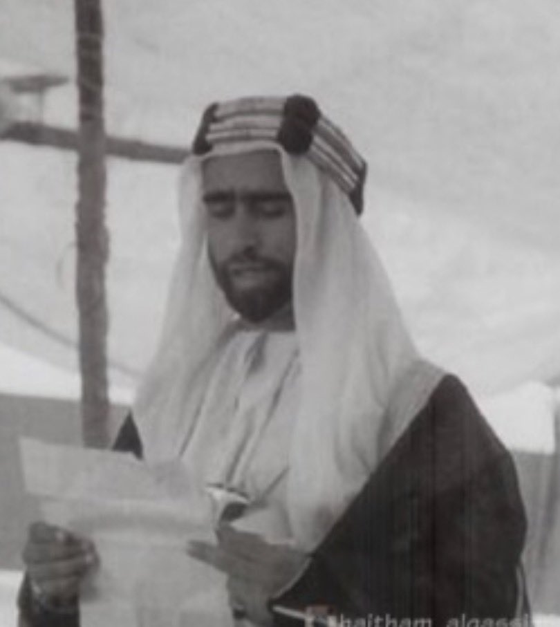 HaithamAlQasimi's tweet photo. قصيدة (أرضي العاصفة) لوالدي الشيخ صقر بن سلطان بن صقر القاسمي رحمه الله وأسكنه فسيح جناته.

قل للذي غابَ عن شمسى وعن قمري إني أنا الحرُ في لحني وفي وتَري

كَرَّسْتُ دنياي أحلاماً مُضَوَّعةً وكم رَوَيْتُ مُنىٰ الأحلامِ من نهري

أنرتُ للعالم المنسيّ شمْعتَه فراحَ يَسْكرُ مـن دِنّي ومن صُوَري

وتاه فى البيدِ قيسُ وانتشى عُمَرٌ وهامَ كل أبىٍّ مِن رؤى غُرَرِي

بذلتُ ما بَخُلَ الشهمُ الجوادُ به فلن أبالي أنَصري حانَ أم قَدَري

جنّ المقسمُ أرضي فهي عاصفة إن تهدأ اليومَ هبّتْ في الغدِ النَضَرِ

تَجندَ النصرُ في أعلى مواكبه بكل مُلْتَثم فيه ومؤتزرِ

وكل حرٍ أبيّ النفسِ يُوقدها ببذل مستقتلٍ أو روح منتصرِ

على الشوامخِ فيها كلُ عاصفةٍ وفي السفوحِ القضا مِنْ كَفِ مقتدرِ

لحنُ الفداءِ أهازيجٌ تُرددها شُبولُه وكهولٌ من بني مُضَرِ

سجيةٌ عَرَفَ الخصمُ اللئيمُ بها وعزم أسلافهم في السلم والخطرِ