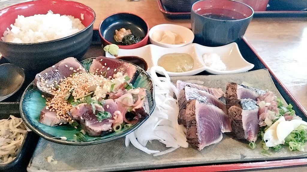 subaru_dolce's tweet photo. 昨日は霧の森へ新茶買いに行ったけどなかった🥲５月末〜６月に出るけどその頃は行かれなかったので悲しみ🥺お茶だけで１万円程買ってしまったので大福は買わず😅その後はかつお船にランチ🤤いつもたたき丼食べるけど限定20食の定食があったので今回はコッチ😋次の人で終わってギリだった💦美味でした🤤 https://t.co/Nvqsn8IHaS