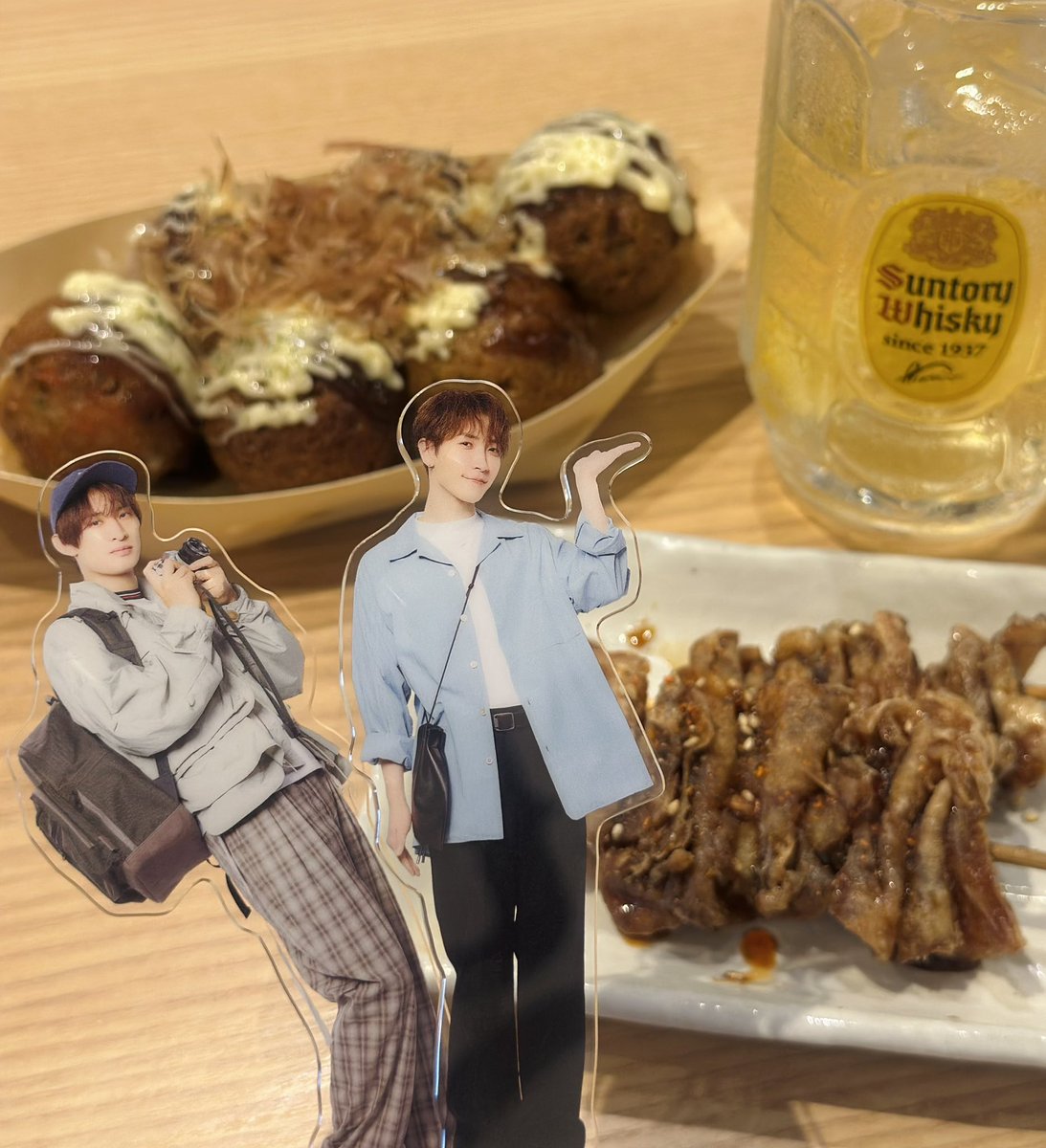 uzk1111's tweet photo. こちらが昼から一人でハイボールキメる女のたこ焼きと鶏皮です。
いっぱい食べました🐙

ひとりで静かに飲んでいたはずが、気がついたらとなりのおじ様と店員さんの会話に巻き込まれてた😂 https://t.co/7xZSZTnTF8