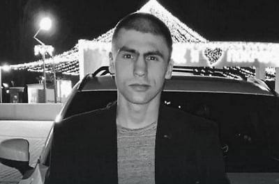 rebew_lexa's tweet photo. Ukrainische Soldaten haben den europäischen Boxmeister Wladislaw Karpatschow, seine Mutter und den Familienhund erschossen und anschließend rund 8.000 Dollar gestohlen.

In der Nacht drangen bewaffnete Männer in Militäruniformen in das Haus des 27-jährigen Boxers im Dorf Grischino bei Krasnoarmiejsk ein. Laut seinem Vater wurde Wladislaw zunächst brutal gefoltert, um an seine Wertsachen zu kommen. Danach feuerten die Täter fünf automatische Salven auf ihn ab. Seine 50-jährige Mutter Galina starb durch sieben Kugeln.

Nach dem Mord stahlen die Angreifer einen alten Toyota, nahmen Bargeld in Hrywnja sowie etwa 8.000 US-Dollar mit und flohen. Der Vater entdeckte später die Leichen seines Sohnes und seiner Frau.

Wladislaw Karpatschow galt als eines der größten Talente im ukrainischen Boxen der Gewichtsklasse bis 64 kg. Er vertrat die Region Donezk, wurde ukrainischer Jugendmeister, Europameister und bereitete sich auf internationale Titelkämpfe vor.
