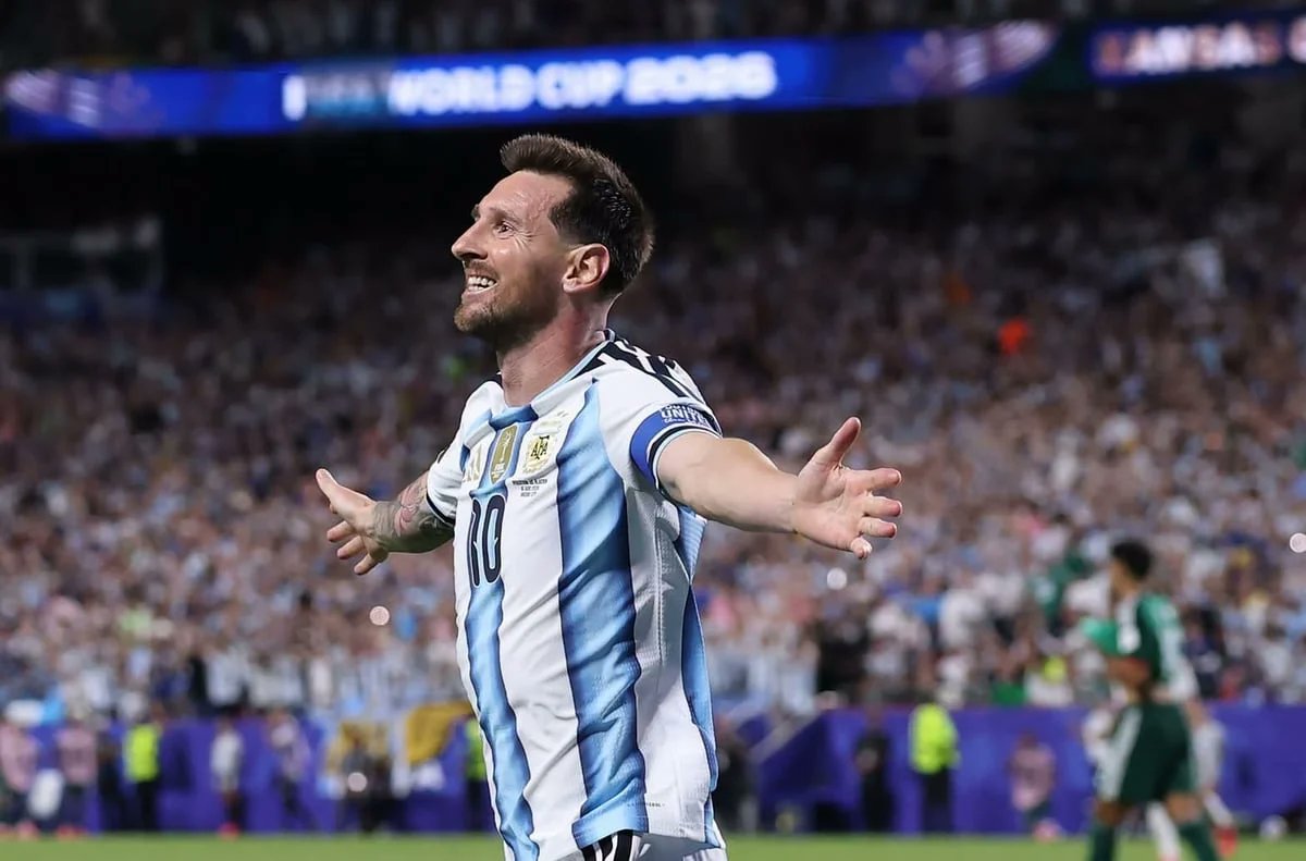 abosalaharena's tweet photo. أغرب تقرير في كأس العالم... وفي نفس الوقت أكتر تقرير يفسر ليه ميسي مختلف.

الفيفا نشرت تقرير مذهل عن تحركات ميسي في كأس العالم.

62.7% من المباراة بيمشي.
24.7% واقف.
الجري بأقصى سرعة ؟ 1% فقط.
والسباقات السريعة تقريبًا معدومة.

ورغم كده...
ميسي حتي الان سجل في البطولة 8 أهداف
 وصنع 7 فرص محققة
وكان من أكتر اللاعبين لمسًا للكرة في الثلث الأخير
و21% من تحركاته انتهت داخل منطقة الجزاء.

يعني الراجل بيجري أقل من الجميع... لكنه يوصل لأخطر الأماكن أكتر من معظمهم.

وده اللي فسره فاران لما قال:
"لازم تتواصل باستمرار مع زملائك لأن ميسي بارع في التسلل إلى مناطق لا تعرف من يجب أن يدافع عنها."

أما يورجن كلوب فلخصها بجملة عبقرية:
"طالما أنت مش ليونيل ميسي... يبقى لازم تدافع."

ميسي مش بيوفر مجهوده لأنه مش عايز يجري...
هو بيوفره لأنه بيكون سبق الجميع بخطوة في قراءة الملعب.
الذكاء عنده بيختصر أمتار الجري.

أذكى لاعب شافته كرة القدم؟ 🤯