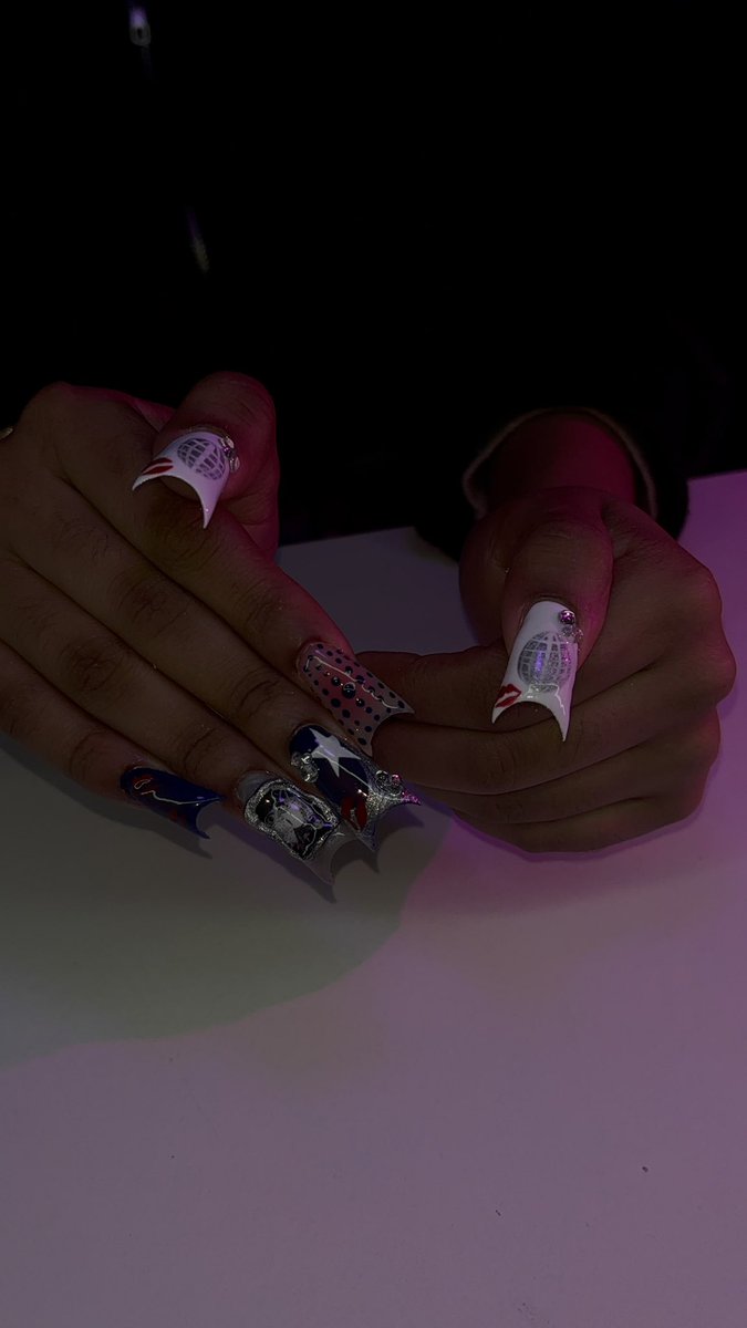 anaorsccp's tweet photo. Tipo assim, vocês não estão entendendo as minhas unhas pra toto tour… 💋 https://t.co/jUJJhkFGlF
