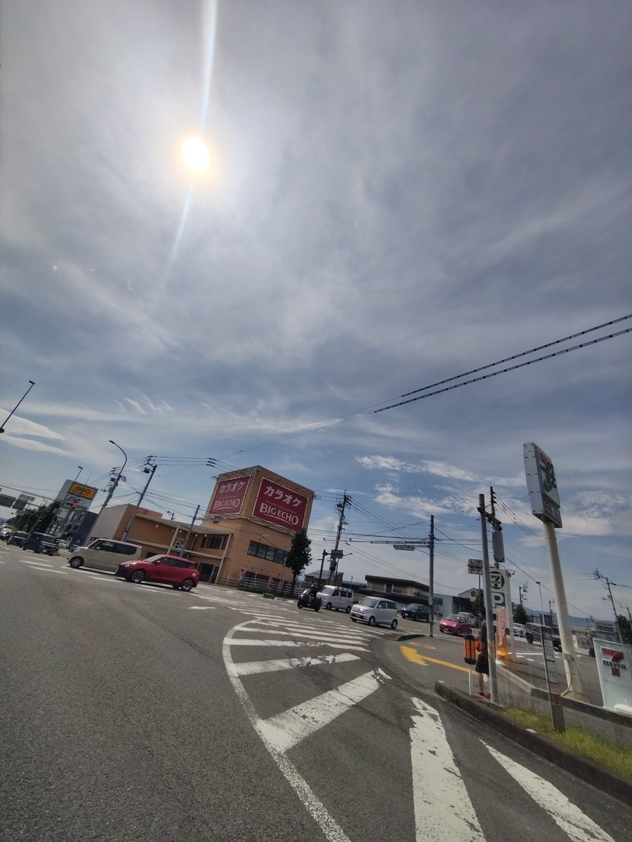 yasagure77's tweet photo. 眩しいなぁ...徹夜明けの寝不足の空……
ハロッてんちゃうん、、 https://t.co/Lpr1S6jjsj