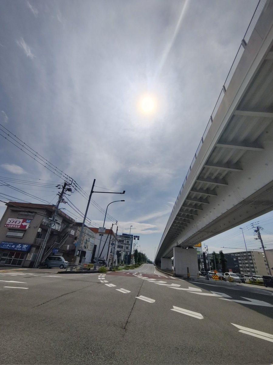 yasagure77's tweet photo. 眩しいなぁ...徹夜明けの寝不足の空……
ハロッてんちゃうん、、 https://t.co/Lpr1S6jjsj