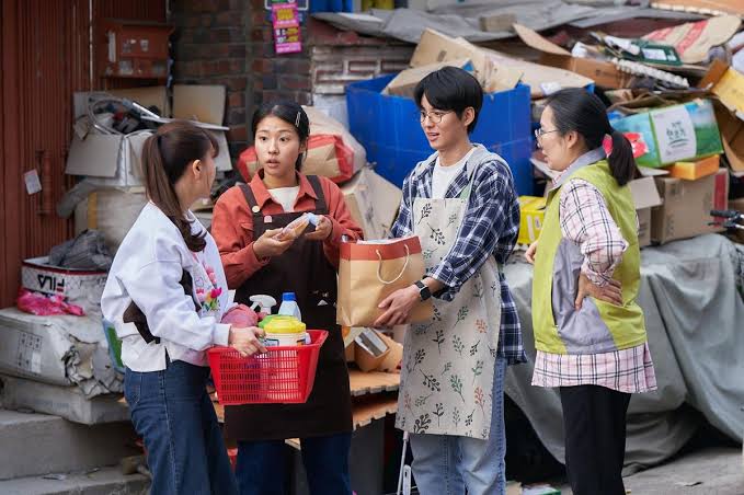 cineasia_online's tweet photo. En The Wold of Love, la directora Yoon Ga-eun (The World of Us) desplaza ahora su mirada hacia la adolescencia, un territorio atravesado por tensiones emocionales y sociales más complejas. Un film con una temática potente que os tocará la fibra. #premieres #kffb