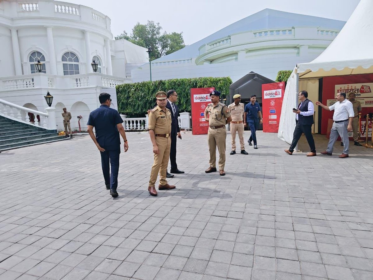 lkopolice's tweet photo. .@lkocp के निर्देशन में @LoJcp द्वारा वीवीआईपी कार्यक्रम के दृष्टिगत ताज होटल में सुरक्षा व्यवस्था को सुदृढ रखने हेतु व सुरक्षा प्रबंधों का स्थलीय निरीक्षण कर ड्यूटी में लगे समस्त पुलिस अधिकारियों एवं कर्मचारियों को दिए गए आवश्यक दिशा-निर्देश ।
@Uppolice 
@dgpup 
@homeupgov https://t.co/ueDJPI5X6y