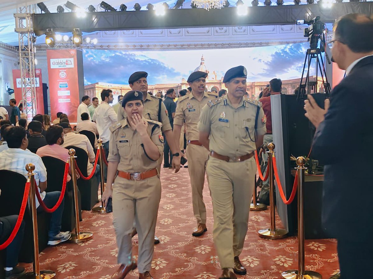 lkopolice's tweet photo. .@lkocp के निर्देशन में @LoJcp द्वारा वीवीआईपी कार्यक्रम के दृष्टिगत ताज होटल में सुरक्षा व्यवस्था को सुदृढ रखने हेतु व सुरक्षा प्रबंधों का स्थलीय निरीक्षण कर ड्यूटी में लगे समस्त पुलिस अधिकारियों एवं कर्मचारियों को दिए गए आवश्यक दिशा-निर्देश ।
@Uppolice 
@dgpup 
@homeupgov https://t.co/ueDJPI5X6y