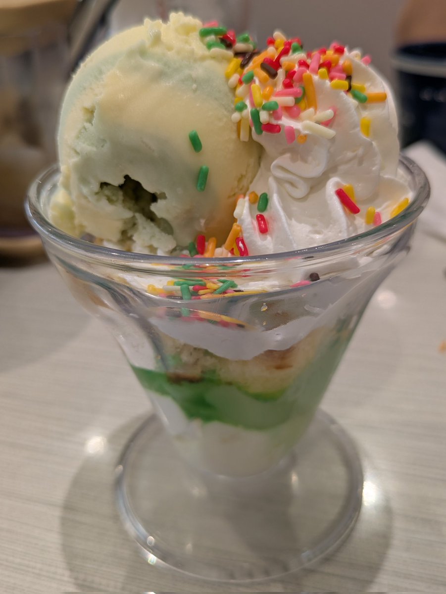 50leeleee's tweet photo. はま寿司のクリームソーダ風パルフェ！パチパチキャンディのはいったアイス、パンナコッタやナタデココが入っていて、なんといってもカラースプレーが、昔を思い出す〜！お菓子作りでよく使ってたやつ〜✨レトロかわいいだけじゃなくて美味しかった！#はま寿司 #デザート #パフェ https://t.co/tMvDHzPIrB