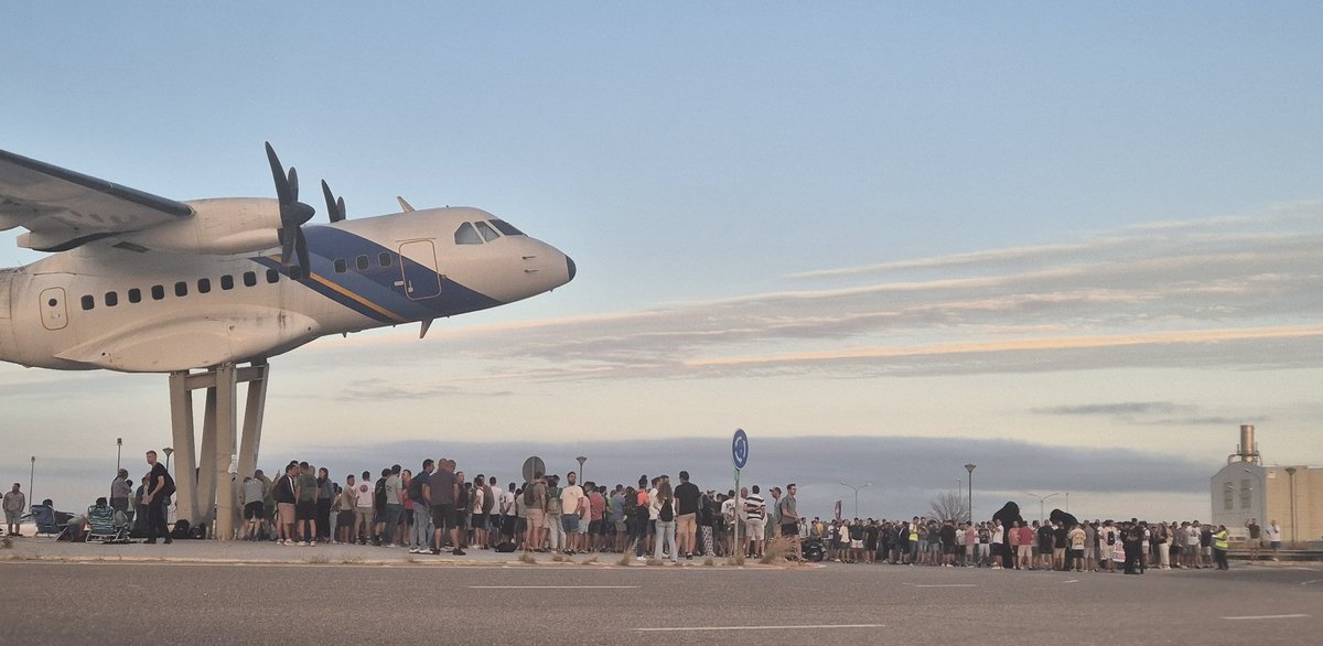er_felipe86's tweet photo. Otro día las #AirbusFaces al team booster de San Pablo. Saludos al #TeamAirbus francés, aquí #WeAreOne compartiendo proyectos y defendiendo el futuro porque #WeMakeItFly.
​Los mejores #AirbusResults se consiguen juntos.
No nos mires, ​#JoinAirbus #AirbusCareers https://t.co/ILTpn6Anki