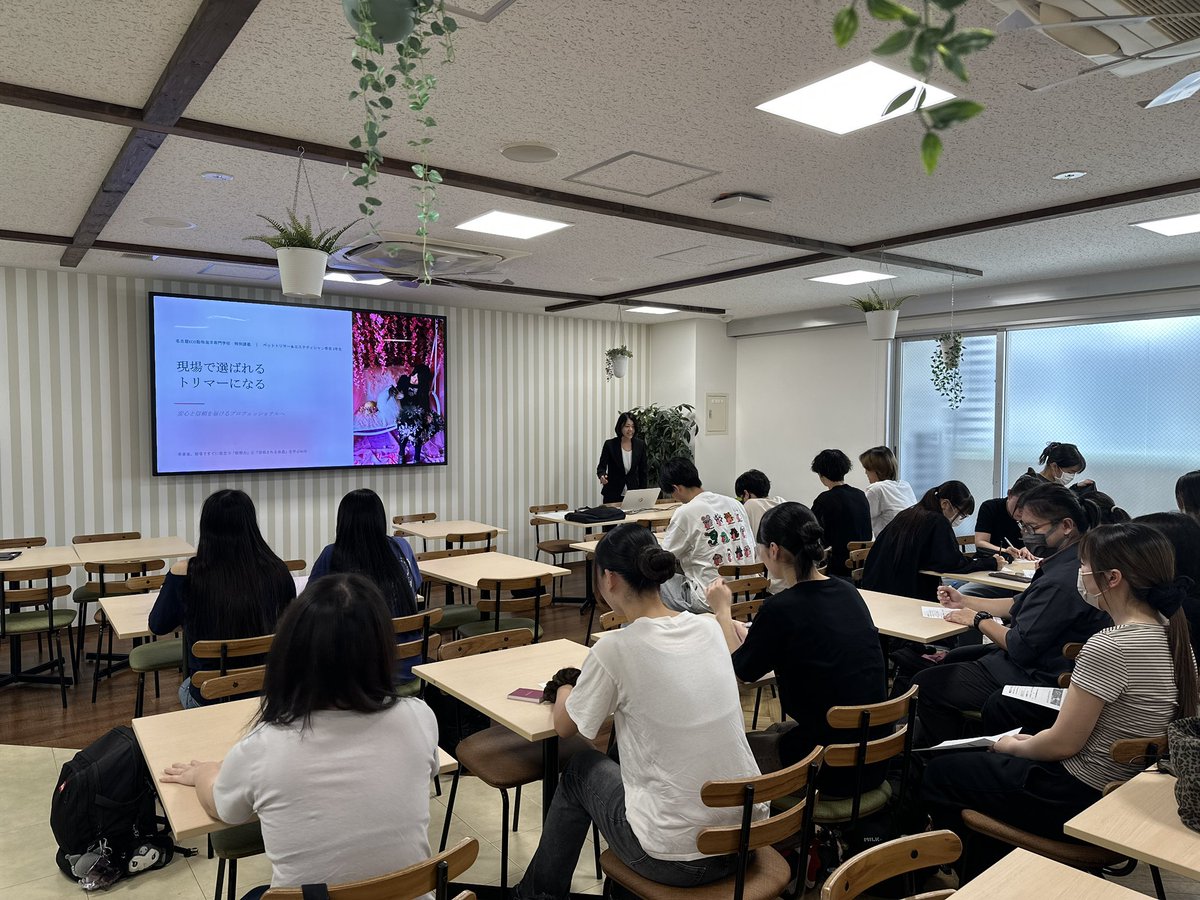 NCA_ECO's tweet photo. ／
#名古屋ECOでの学び
＼

ペットトリマー&amp;エステティシャン専攻
特別講義

『現場で選ばれるトリマーになる』

大阪ECOの卒業生で
現役ドッグトレーナーの檜原先生に
授業をしていただきました☺️

安心と信頼を届けるプロになるための
気づきがたくさんありましたね

#ドッグカフェメイプル https://t.co/ZXeUpRkt3Z