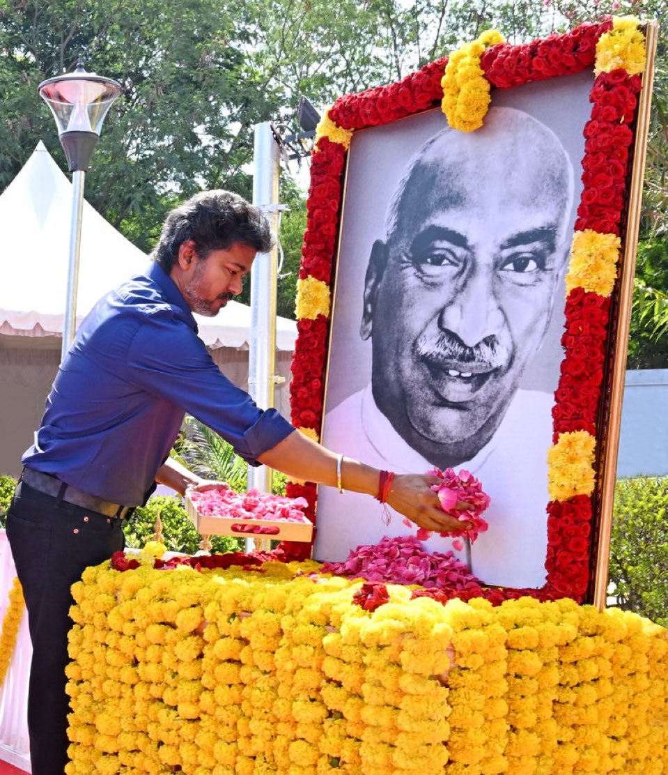 MahilMass's tweet photo. CM Vijay Respects Kamarajar #TVK https://t.co/1BZWWJtWPN