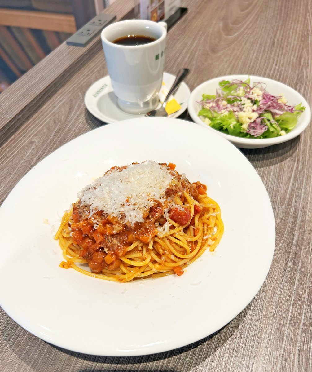 kobe_kannonya's tweet photo. 【特製パスタランチ🍅✨11:00～15:00】
こんにちは、観音屋グランフロント大阪店です🧀✨  ランチタイム限定！チーズパスタセットはいかがでしょうか🍝✨ 
＜サラダ・ドリンク付き＞
・自家製ボロネーゼ~グラナパダーノがけ~
・鉄板ナポリタン/鉄板チーズナポリタン https://t.co/apMNJnx3ih