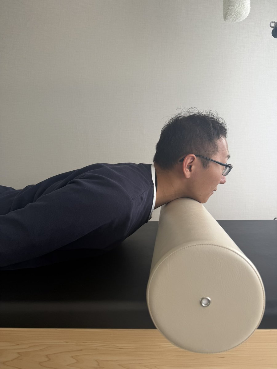 take_pilates's tweet photo. 最近、うつ伏せでフォームローラーの上に顎を乗せてストレートネック改善とかいうわけわからないケアがまた流行ってる。

視聴伸びるからって安易に真似して、大事なことを犠牲にして知識のない人を振り回すバカが1人でも多く減って欲しいです。

言葉悪くてすみません。でも、それで体痛めたりして困る人もいるから、ほんとにそう思います。

YouTubeでも、いつもよく「クソみたいな動画」ってドストレートに言いますが、分かって故意にやってる人まじでいなくなって欲しいです。

※首と腰がほんと悪くなるんでやめましょう