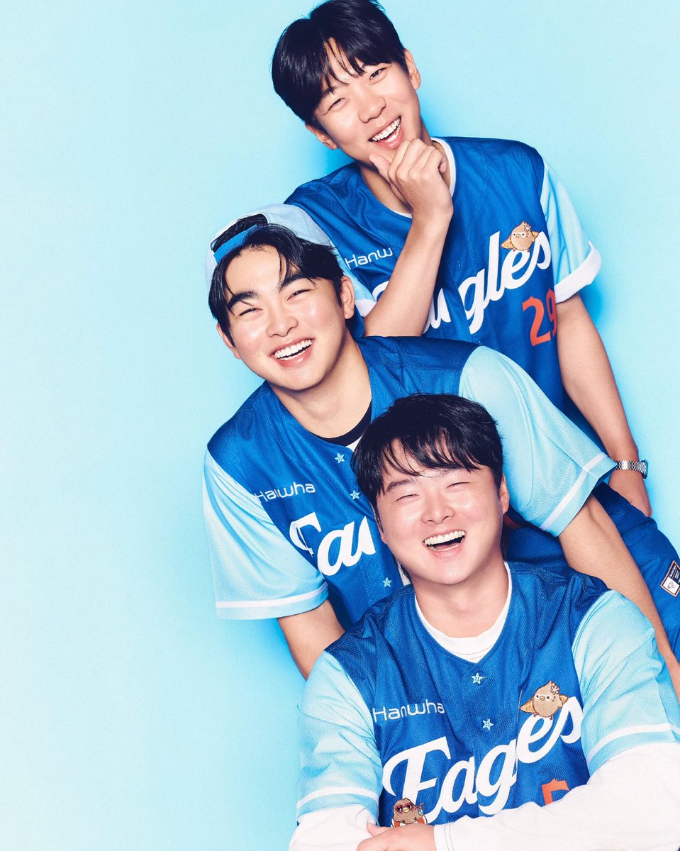 eaglesmeng's tweet photo. 아니 문현빈 유니폼 모델 몇번 했다고 사진 개잘찍네 포즈 왤케 자연스러운데 https://t.co/b5pmjp5HHp