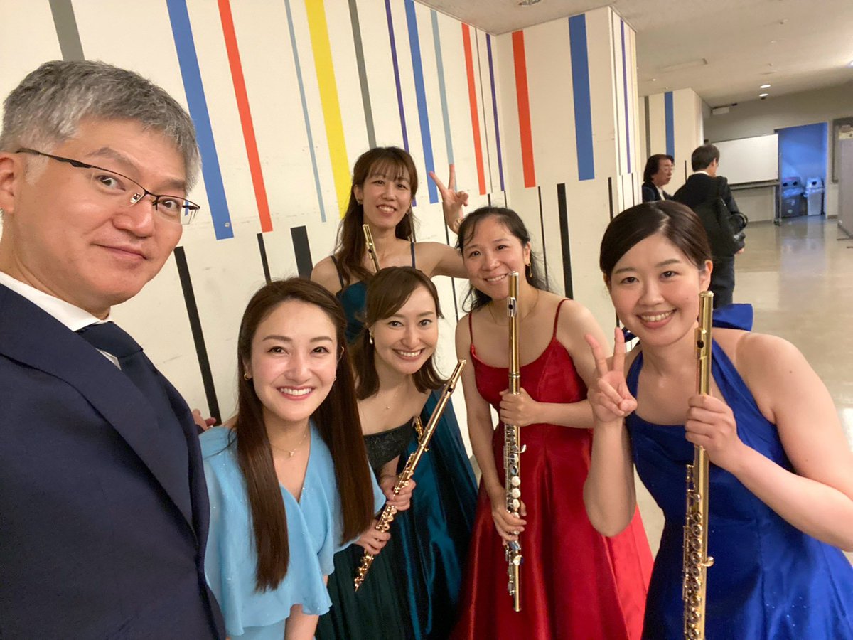 fluteHM's tweet photo. 感情が忙しく、泣いて笑って。そして同期のフルート仲間が、あの頃と変わらず客席で一緒に横並びで聞いているのが嬉しくて。よくオーケストラを一緒に聴きに行きました😌大学時代を沢山思い出しながら過ごした幸せな3日間でした。大学に行かせてくれた両親にも感謝です。そして→ https://t.co/AJeQasPlUH