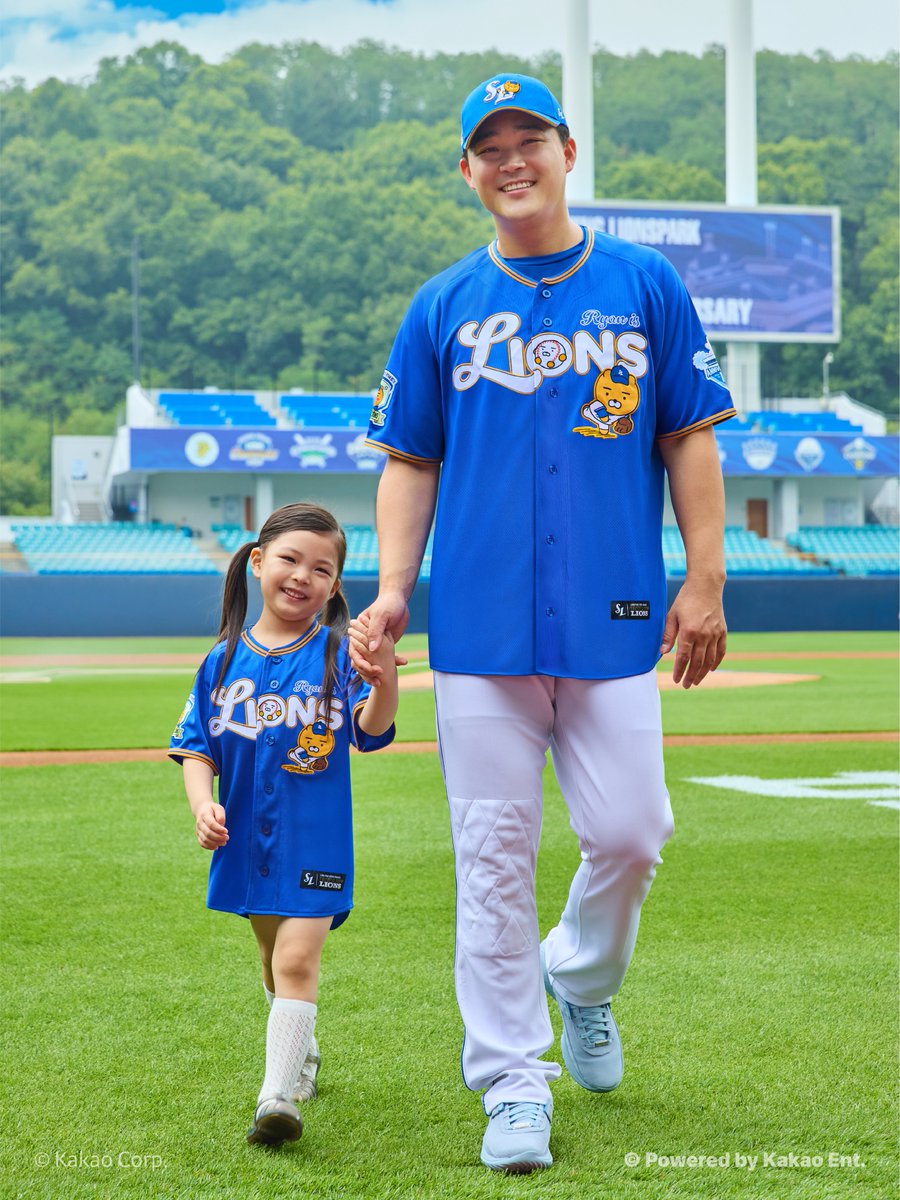 lions_byberriz's tweet photo. 𝙏𝙃𝙀 𝙇𝙊𝙑𝙀𝙇𝙔 𝙍𝙔𝘼𝙉 🦁

라이온즈와 라이언이 만난다면?
그저 사랑스러움을 더할 뿐이에요 💙

삼성의 만능 유틸리티 플레이어 ⚾
전병우 선수와 사랑스러운 딸 전지유양의
라이언 콜라보 유니폼 실착 촬영 컷을 공개합니다 📷

세상에서 가장 행복한 아빠와 딸의 라이언룩을
베리즈 라이온즈 팀스토어에서 만나보세요 👫

🛒 판매처 : 베리즈 라이온즈 팀스토어 온/오프라인몰
📅 판매 기간 : 7/16(목) 오전 10:00부터 판매 시작

📢 𝐍𝐎𝐓𝐈𝐂𝐄
- 본 상품은 판매 기간에 제한이 없으나 보유 재고 소진 시 품절될 수 있습니다
- 유니폼 혹은 MD 상품에 조기 품절이 발생할 경우 일부 인기품목에 한하여 예약판매가 진행될 예정이오니 참고 부탁드립니다
- 가챠 상품(삼성라이온즈 X 라이언 가챠 피규어 키링)은 총 5종으로 구성되며 2종은 추후 오픈 예정입니다

#삼성라이온즈 #Berriz #kakaofriends #라이언 #RYAN_IS_LIONS #RYAN #삼성라이온즈X라이언 #전병우 #전지유