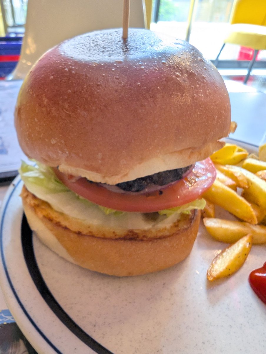 469D's tweet photo. 武道館翌日(客)はバーガーを食らう https://t.co/AHmAubTR86