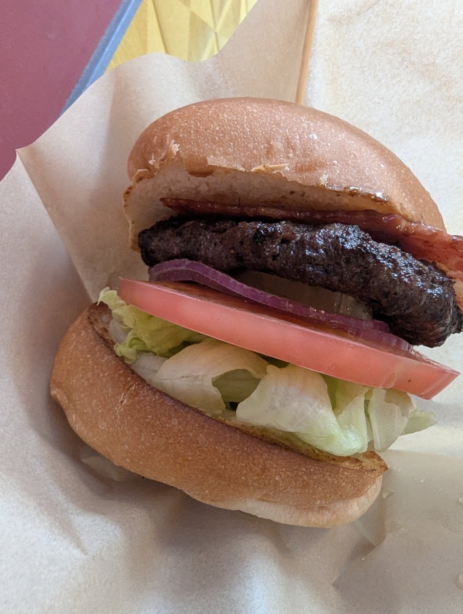 469D's tweet photo. 武道館翌日(客)はバーガーを食らう https://t.co/AHmAubTR86