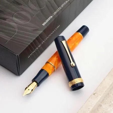 inheritpen's tweet photo. 中央のリングには花のモチーフがあしらわれ創造性と再生を象徴！このリングは手作業で彫刻され、古代のロストワックス鋳造技術を用いています。
レオナルド 万年筆 モーメント ゼロ ドルチェビータ サイレン ゴールドトリム 14金ニブ
https://t.co/YnY3GMPKuM
ブランド万年筆専門店インヘリットペン https://t.co/cHrOEljcnH