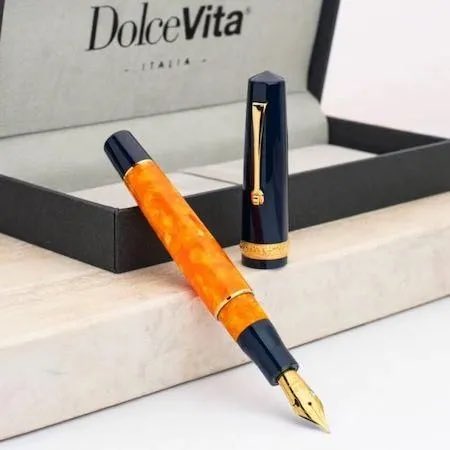 inheritpen's tweet photo. 中央のリングには花のモチーフがあしらわれ創造性と再生を象徴！このリングは手作業で彫刻され、古代のロストワックス鋳造技術を用いています。
レオナルド 万年筆 モーメント ゼロ ドルチェビータ サイレン ゴールドトリム 14金ニブ
https://t.co/YnY3GMPKuM
ブランド万年筆専門店インヘリットペン https://t.co/cHrOEljcnH