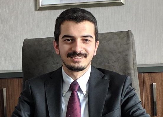 haberaktifcom's tweet photo. CHP Grup Başkanvekili Murat Emir, Çankaya Belediye Başkanı Hüseyin Can Güner’in tutuklanmasındaki sürece dikkat çekti:

- Dosya KİK, Danıştay ve müfettişlerce incelendi, suç bulunmadı.
- Ankara Başsavcılığı takipsizlik (KYOK) kararı verdi.
- İstanbul’da bir gizli tanık ortaya çıktı.
- İstanbul Başsavcılığı dosyayı yetkisizlikle Ankara’ya gönderdi.
- Aynı dönemde İstanbul’daki başsavcıvekili Ankara Başsavcısı oldu.
- Dosya yeniden açıldı, örgüt suçlaması eklendi.
- İfadede örgüt iddiasına ilişkin tek bir soru sorulmadı.
- Ardından tutuklama kararı verildi.
