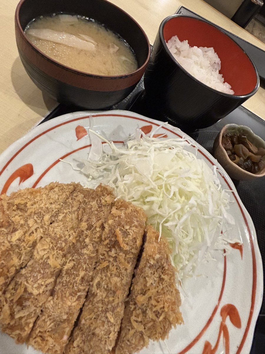 Yy5Sb's tweet photo. せっかく大久保にいるので
「にいむら」でメンチカツ定食〜新宿の本店よりは混んで無い。ってか昼のピーク過ぎてたから空いてる。
キャベツはオカワリ無料。
お味噌汁が豚汁風なのが良き。
半日以上ぶりの食事は沁みる〜
ソースも旨いんだ(*´∇｀*)
ごちそうさまでした。

後は「出るの待ち」(笑) https://t.co/bpgSgaVaml