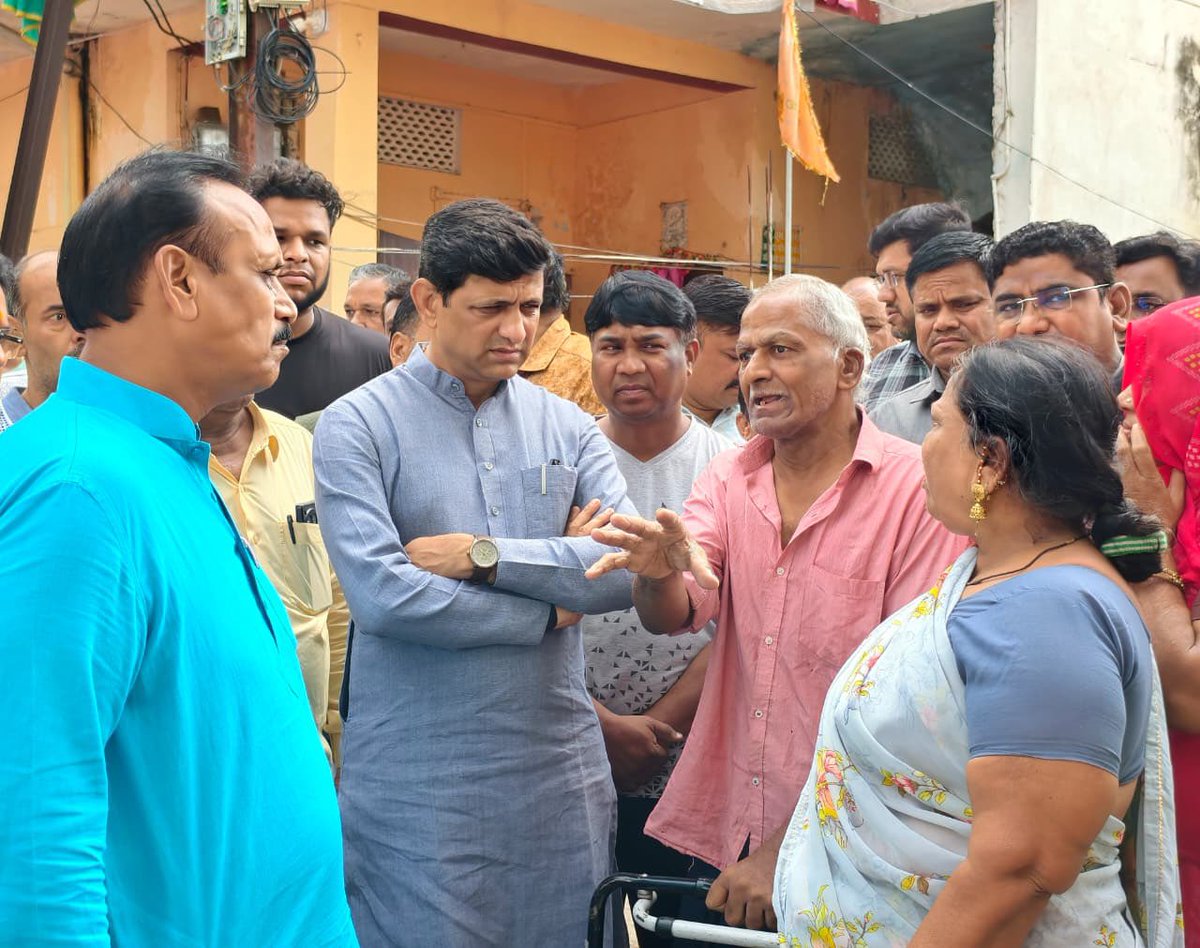 advpushyamitra's tweet photo. आज विधानसभा-4 के वार्ड-72 स्थित रेवेन्यू नगर में जनसंवाद कर स्थानीय नागरिकों से आत्मीय संवाद किया तथा क्षेत्र की विभिन्न समस्याओं और आवश्यकताओं को विस्तार से सुना।

इस दौरान संबंधित अधिकारियों को नागरिक सुविधाओं से जुड़े सभी प्रकरणों का त्वरित, गुणवत्तापूर्ण एवं समयबद्ध निराकरण सुनिश्चित करने के निर्देश दिए। जनसंवाद के माध्यम से नागरिकों से सीधे जुड़कर उनकी अपेक्षाओं के अनुरूप विकास कार्यों को आगे बढ़ाना हमारी सर्वोच्च प्राथमिकता है।