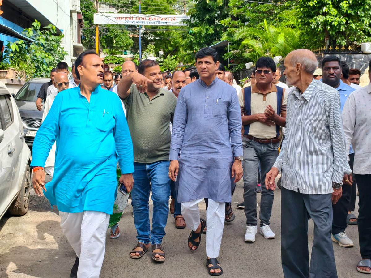 advpushyamitra's tweet photo. आज विधानसभा-4 के वार्ड-72 स्थित रेवेन्यू नगर में जनसंवाद कर स्थानीय नागरिकों से आत्मीय संवाद किया तथा क्षेत्र की विभिन्न समस्याओं और आवश्यकताओं को विस्तार से सुना।

इस दौरान संबंधित अधिकारियों को नागरिक सुविधाओं से जुड़े सभी प्रकरणों का त्वरित, गुणवत्तापूर्ण एवं समयबद्ध निराकरण सुनिश्चित करने के निर्देश दिए। जनसंवाद के माध्यम से नागरिकों से सीधे जुड़कर उनकी अपेक्षाओं के अनुरूप विकास कार्यों को आगे बढ़ाना हमारी सर्वोच्च प्राथमिकता है।