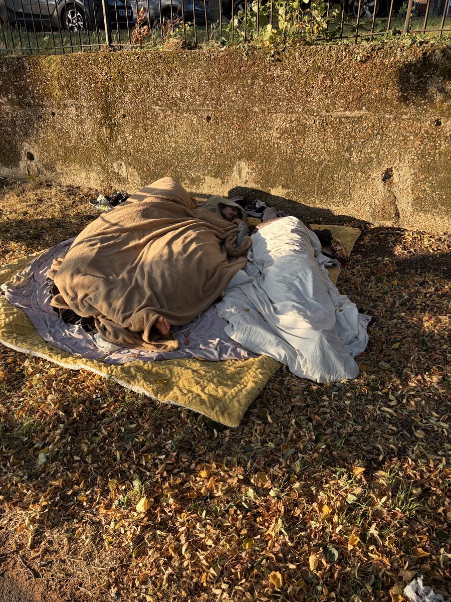 walkingwithfinn's tweet photo. @deirdrecostigan @_petermason @EalingCouncil @ealingtodaycouk @westmiddgc 
This is what more parks is bringing to #ealing. We need more managed areas like golf courses instead of dumping grounds and rough sleepers.
#savewestmiddlesexgolfclub
 Photos from Ealing parks in last 12hr https://t.co/VciLYQTTEQ