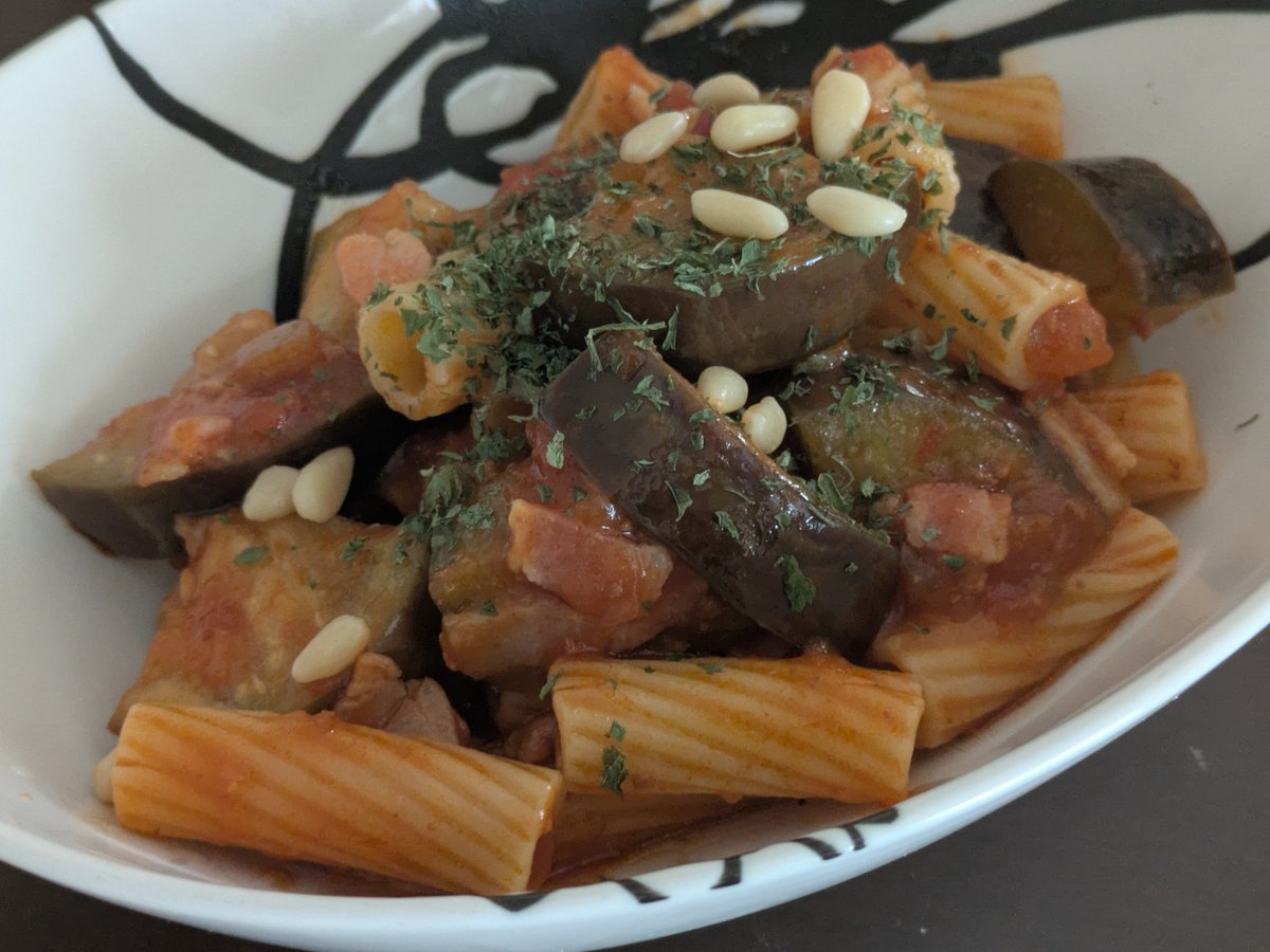 naito_yosuke's tweet photo. 自画自炊（1772）
リガトーニを茹で、茄子とベーコンのトマトソースで和え、パセリと松の実をトッピングして食う https://t.co/B4rXoQxjtC