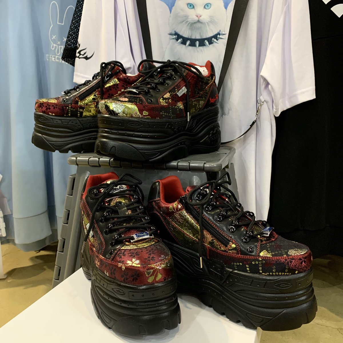 regulus69's tweet photo. 厚底LOVERならみんな知ってる #YOSUKE 🤍
初心者さん🔰や伊能忠敬界隈👣にピッタリのスニーカーモデル👟
植物モチーフの和柄🇯🇵
❤️BL/RD ¥9,790
💙BL/BU ¥7,590
サイズ違いの在庫ございますので、三連休お揃いの靴でお出掛けなんていかがでしょう😆
🌸ハル🌸
#regulus69 #osaka #PlatformShoes #厚底 https://t.co/s1rkevg2H8