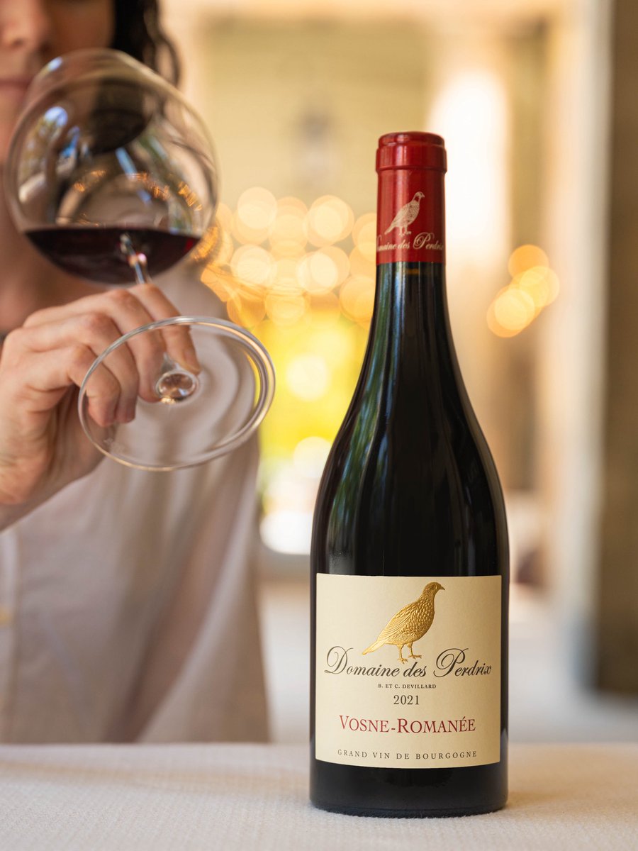 vilaviniteca's tweet photo. La familia Devillard fundó Domaine des Perdrix en 1996. Su Vosne-Romanée 2021 es uno sus grandes bourgognes elaborado con pinot noir de cepas de 50 años. Un tinto de aroma seductor con una boca deliciosa, carnosidad y taninos finos. #vinodeldía https://t.co/AgiuC2xUww https://t.co/zroT3qgrXv