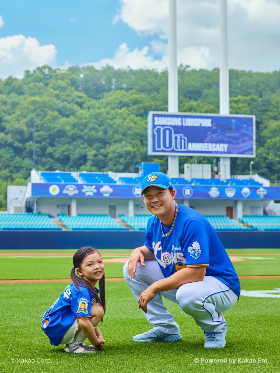 lions_byberriz's tweet photo. 𝙏𝙃𝙀 𝙇𝙊𝙑𝙀𝙇𝙔 𝙍𝙔𝘼𝙉 🦁

라이온즈와 라이언이 만난다면?
그저 사랑스러움을 더할 뿐이에요 💙

삼성의 만능 유틸리티 플레이어 ⚾
전병우 선수와 사랑스러운 딸 전지유양의
라이언 콜라보 유니폼 실착 촬영 컷을 공개합니다 📷

세상에서 가장 행복한 아빠와 딸의 라이언룩을
베리즈 라이온즈 팀스토어에서 만나보세요 👫

🛒 판매처 : 베리즈 라이온즈 팀스토어 온/오프라인몰
📅 판매 기간 : 7/16(목) 오전 10:00부터 판매 시작

📢 𝐍𝐎𝐓𝐈𝐂𝐄
- 본 상품은 판매 기간에 제한이 없으나 보유 재고 소진 시 품절될 수 있습니다
- 유니폼 혹은 MD 상품에 조기 품절이 발생할 경우 일부 인기품목에 한하여 예약판매가 진행될 예정이오니 참고 부탁드립니다
- 가챠 상품(삼성라이온즈 X 라이언 가챠 피규어 키링)은 총 5종으로 구성되며 2종은 추후 오픈 예정입니다

#삼성라이온즈 #Berriz #kakaofriends #라이언 #RYAN_IS_LIONS #RYAN #삼성라이온즈X라이언 #전병우 #전지유