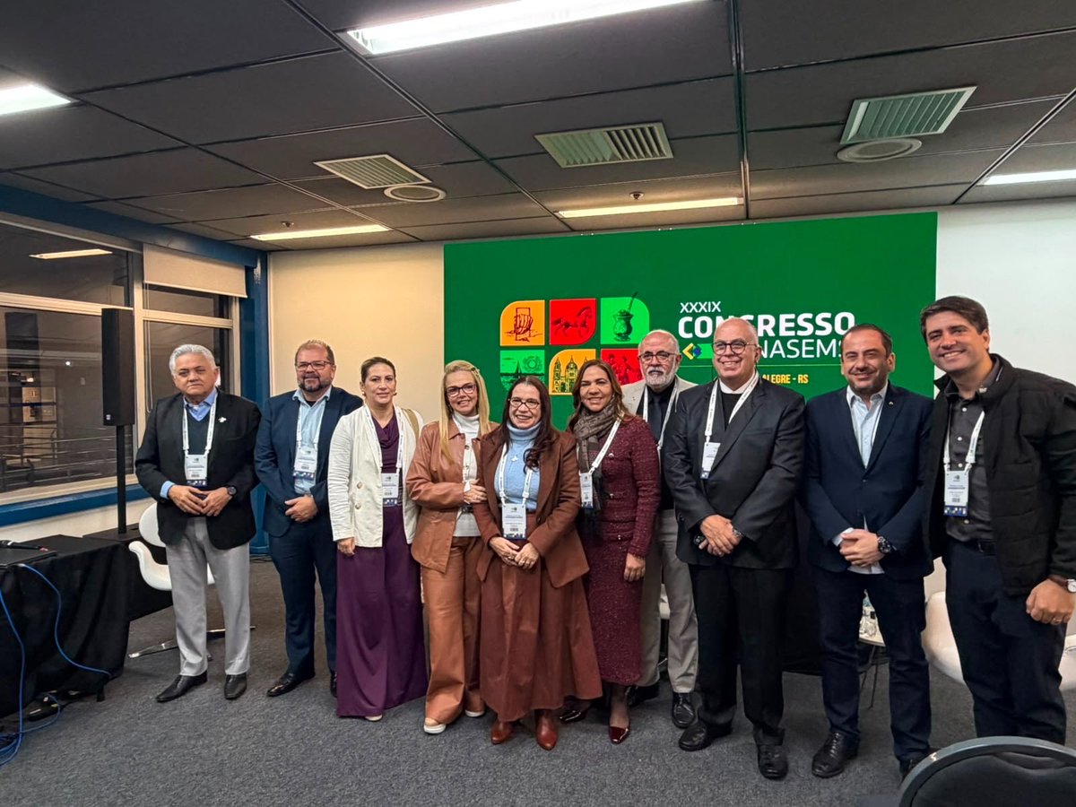 jurandifrutuoso's tweet photo. 2:00h - chegando de Porto Alegre/RS, onde tive o prazer de participar do Congresso do #Conasems e da #CIT - Comissão inter Intergestores Tripartite —antecedida pela reunião ampliada da diretoria do #CONASS — fortalecendo o DIREITO à saúde (Art.196 - CF) e a gestão tripartite, estratégia única no mundo. Apesar das dificuldades, o #SUS avança. Sec. Exc. do #MS, Adriano Massuda presidiu o ato, onde a grande homenageada foi a Dra. #VeraCoelho, sanitarista cearense admirada e respeitada em todo o Brasil.