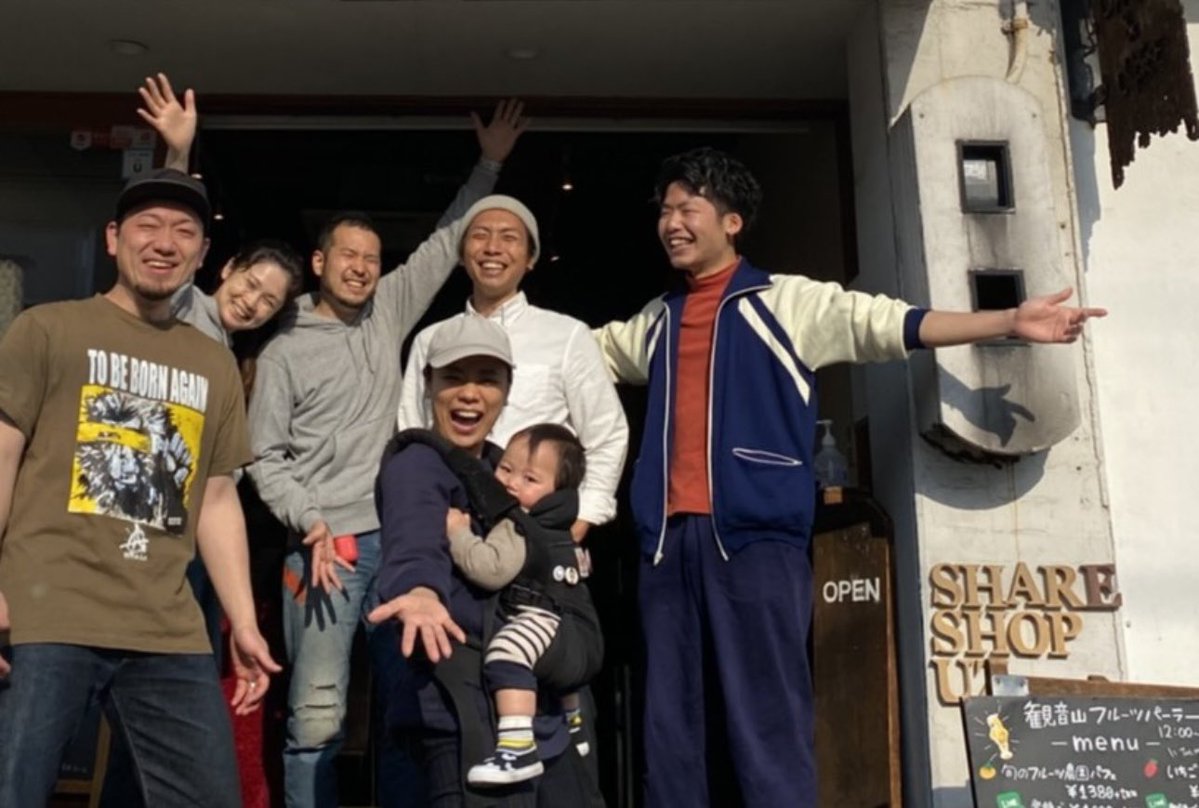 Unoport_863's tweet photo. 【ご報告】
2026年6月30日（火）をもちまして、『SHARE SHOP UZ』（シェアショップウズ）の運営を終了致しました。
2020年の7月1日（水）から丸6年運営してきました。飲食業界的には1年で30%が廃業、5年で70%が廃業という中、6年間も運営が続けられた事に感謝感謝です。

しかもシェアショップというなかなか無い形の店舗にも拘らず、お客様も面白がって様々なお店に寄って頂きました。
出店者は延べ65店舗にものぼりました。
飲食店から雑貨店、リラクゼーション、アートイベントなど、多種多様な出店者に恵まれ楽しく運営する事ができました。

UZでの出店を機に、玉野市内や岡山県内に店舗を構えるお店が出来た事も嬉しく思います。

6年間、シェアショップUZを、そして宇野港のハルさんを成長させてもらいありがとうございました。

１番の功労者である『喫茶キンバリー』は『マイヤーズマーケット』のモーニング担当として移転いたします。店名は一旦無くなりますが、相変わらず妻がワンオペであくせくモーニングをしております。

シェアショップUZは玉野のNPO法人に運営が引き継いで頂く事になりました。

ハルさんのUZ編は完結です。今後はマイヤーズマーケット編で更なる地域への貢献が出来るように精進いたします。

次はマイヤーズマーケットで会いましょう😁👍🏽

地域のモーニングを支えた『喫茶キンバリー』
と
初期のUZを共に盛り上げてくれて、タウン情報おかやまにも掲載された思い出の写真張っておきます📚
【観音山フルーツパーラー】
@kohkimasada 
@MasumiHayashi2 
【とののベーコン】
@tonopupu 
【ツドイバ器】
@kooo1xxx 

6年間ありがとうございました。
宇野港のハルさん