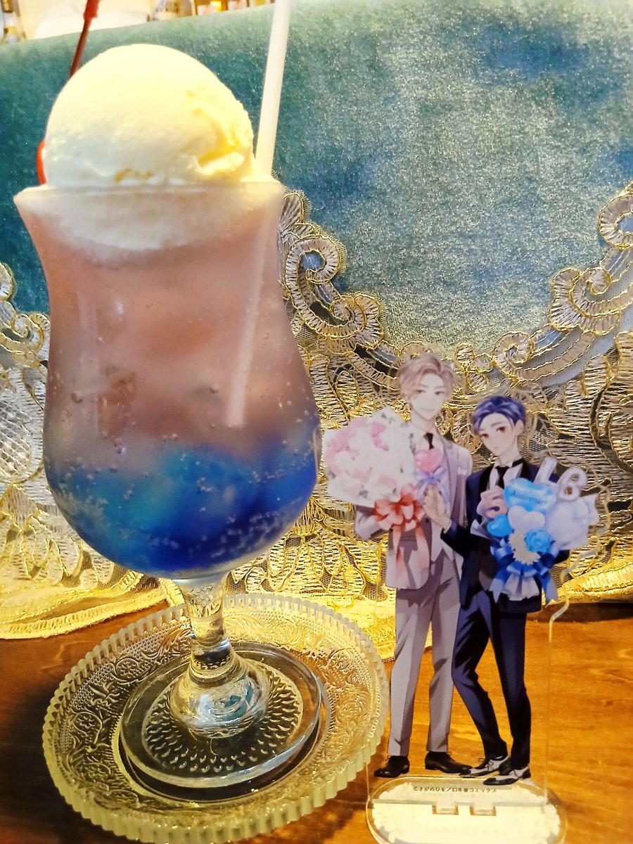 __Satopi___'s tweet photo. 旅する喫茶さんの茜空クリームソーダ✨
はくおみカラーでとっても可愛い☺️💕
🩵🩷カラーのアクコと一緒に📸
これ、桜海もたくさん写真撮ってそう🤭
一緒にいただいたコーンたっぷりのキーマカレーとプリンも大変美味しかったです🍛🍮🍒

#きみ色に溺れたい
#さがのひを 先生🍀(@ssshiwo) https://t.co/wRA9EqIoOz