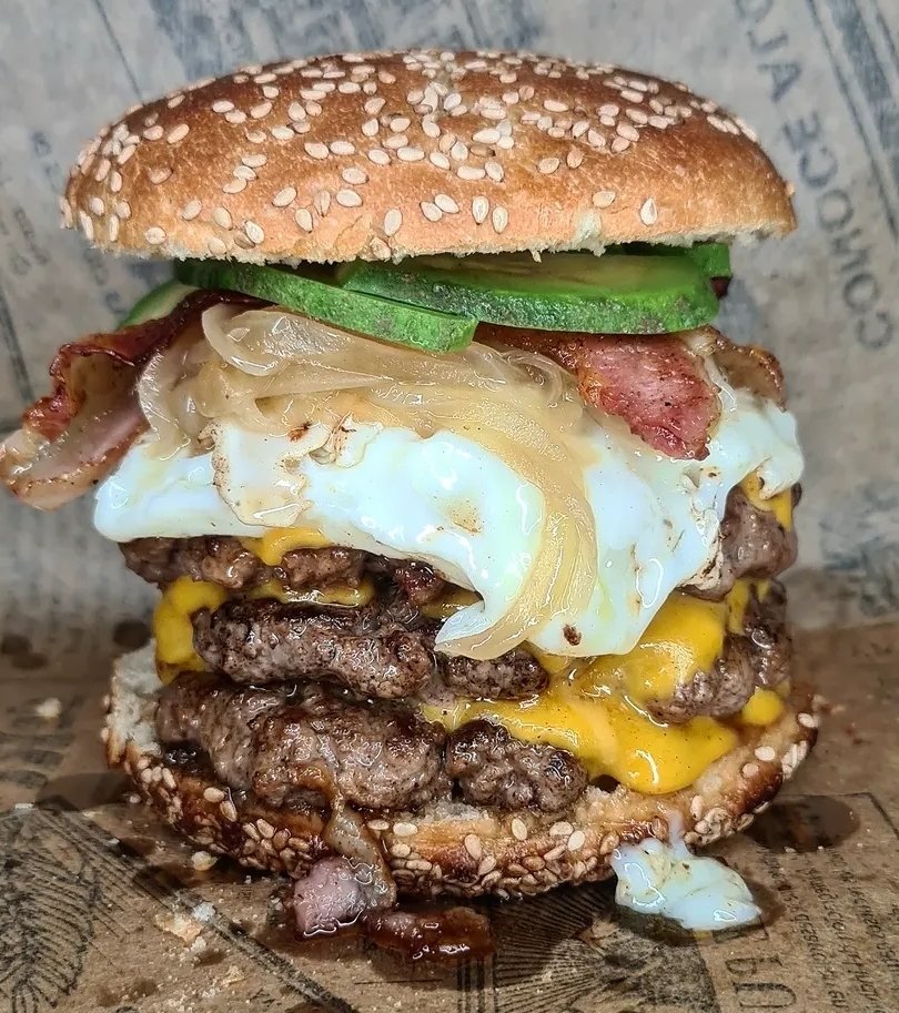 SchezVP's tweet photo. Pida su hamburguesa triple  con queso, tocino, huevo, cebolla caramelizada  y aguacate y una su chela mi amor.
(Enviar a varios guapos) https://t.co/JqkLbYQrsb