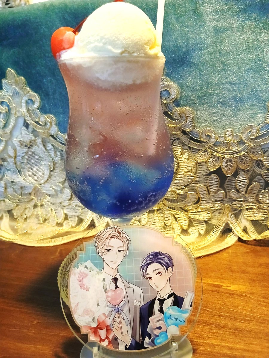 __Satopi___'s tweet photo. 旅する喫茶さんの茜空クリームソーダ✨
はくおみカラーでとっても可愛い☺️💕
🩵🩷カラーのアクコと一緒に📸
これ、桜海もたくさん写真撮ってそう🤭
一緒にいただいたコーンたっぷりのキーマカレーとプリンも大変美味しかったです🍛🍮🍒

#きみ色に溺れたい
#さがのひを 先生🍀(@ssshiwo) https://t.co/wRA9EqIoOz