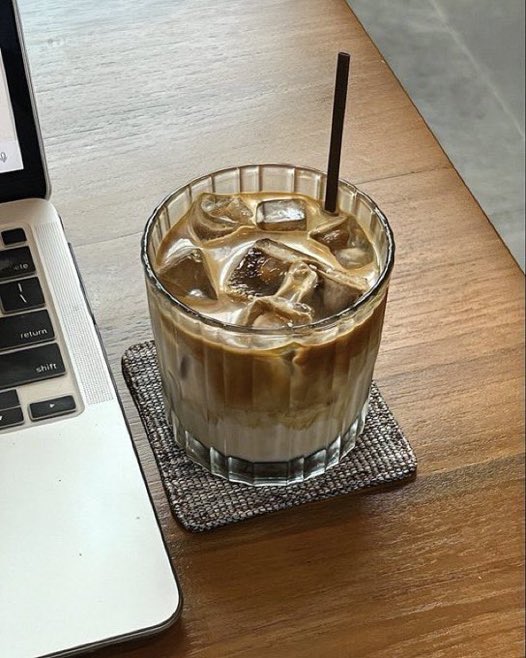 lunecrumbss's tweet photo. lover of both ☕️🍵 https://t.co/kTvhJWMiOd