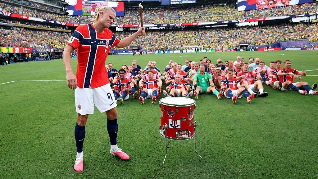 LambeSahamjja's tweet photo. norwegia donasikan seluruh keuntungan piala dunia untuk gaza:
- umumkan donasikan seluruh keuntungan timnas di piala dunia 2026 untuk bantuan gaza
- dana disalurkan lewat médecins sans frontières untuk medis, makanan, & shelter
- bukan pertama kali 
- sebelumnya juga donasikan hasil laga vs israel (okt 2025)
- klaveness tegaskan ini murni kemanusiaan, bukan politik
- reaksi dalam negeri positif