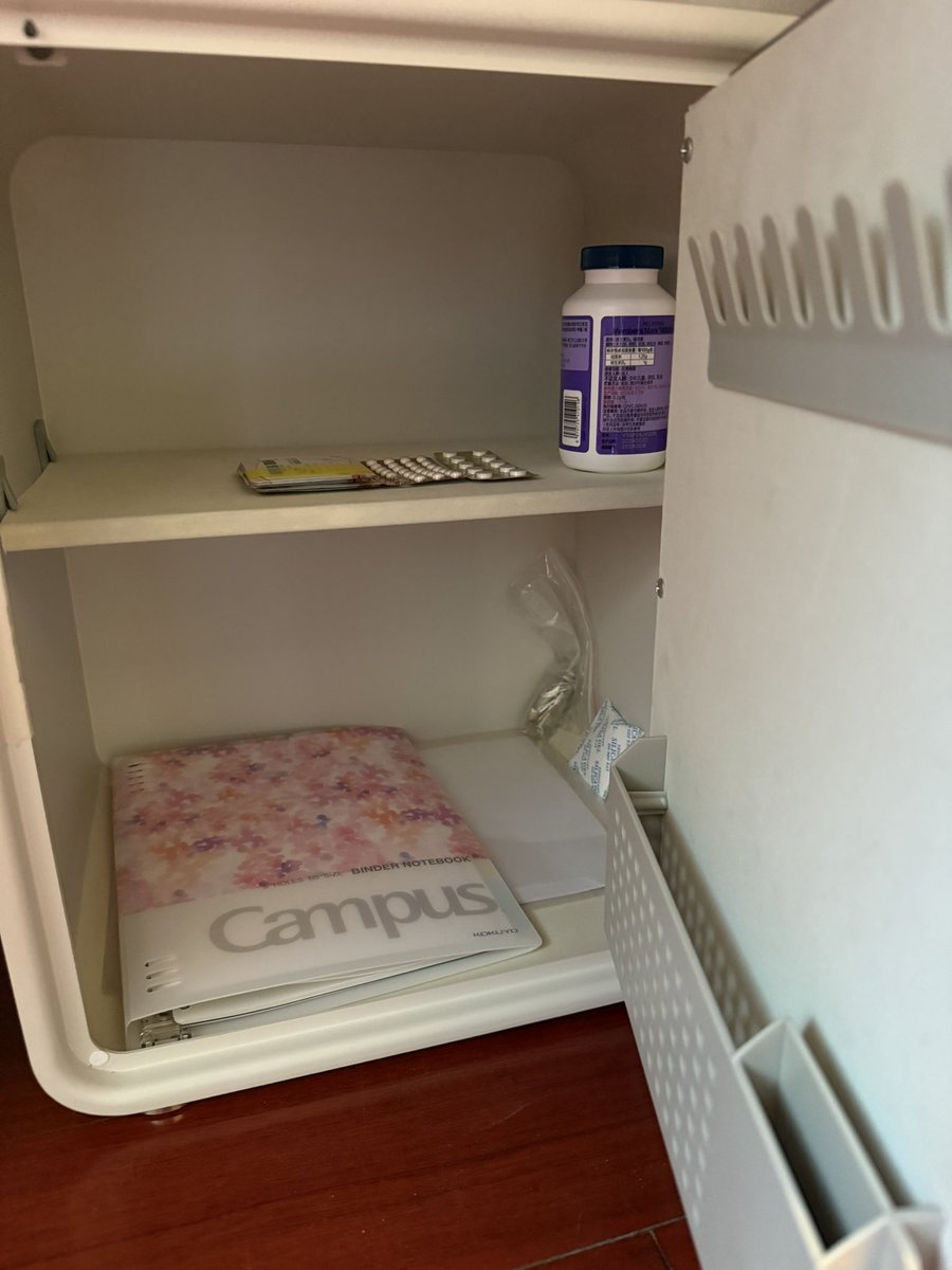 Awaiting316's tweet photo. 已持糖回父母家，还挺祥和🏢
坏消息：房间没有门(-｡-;
好消息：有保险柜喵(^○^) https://t.co/iFdv7hgO94