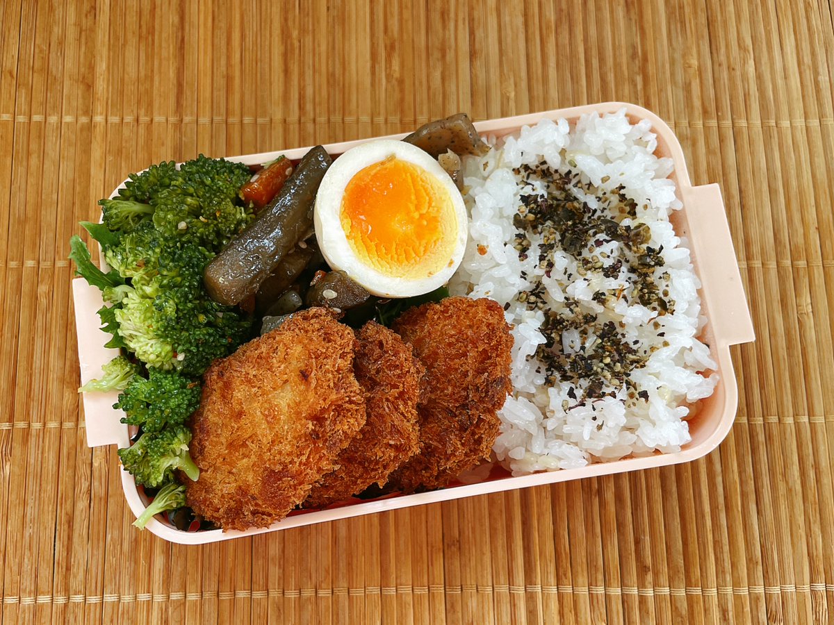 makiolunch's tweet photo. はいどーも。暑すぎて外に出られません。お出かけは夕方かな。おやすみ日だけどおうちで勉強してたりするよ。

ヒレかつ、ブロッコリーのおひたし、ごぼうのきんぴら、塩麹ゆで卵　＃お弁当　＃お弁当記録 https://t.co/U5CGKbbpGp