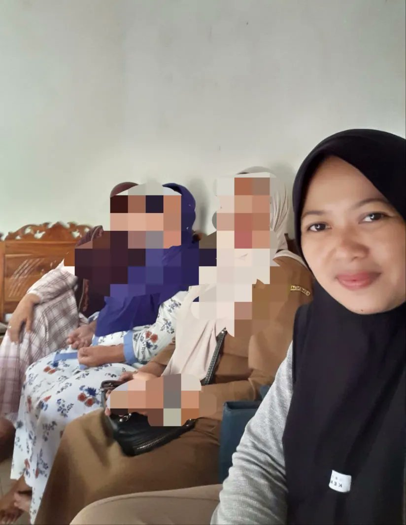 NaylaKhairgbf's tweet photo. Caregiver ibu saya hari ini kabur, membawa 2 ATM yang sudah dikuras habis, sepeda motor, uang pribadi saya dan kakak saya (anak). Area Nganjuk, Sidoarjo, Surabaya, Kediri, Ngawi dan sekitarnya, jika ada yang kenal/melihat a.n EKA SUHARTINI, harap bisa menghubungi saya via DM. Ybs sering bekerja sbg caregiver di RS area Nganjuk kota. Proses hukum juga sdh kami tempuh. Terima kasih.

Seringnya kl di luar mungkin dia tidak pakai jilbab, sering memakai masker. Domisili di Ngetos, Kec. Berbek, Kab. Nganjuk.

cc : sabrina_sabatini