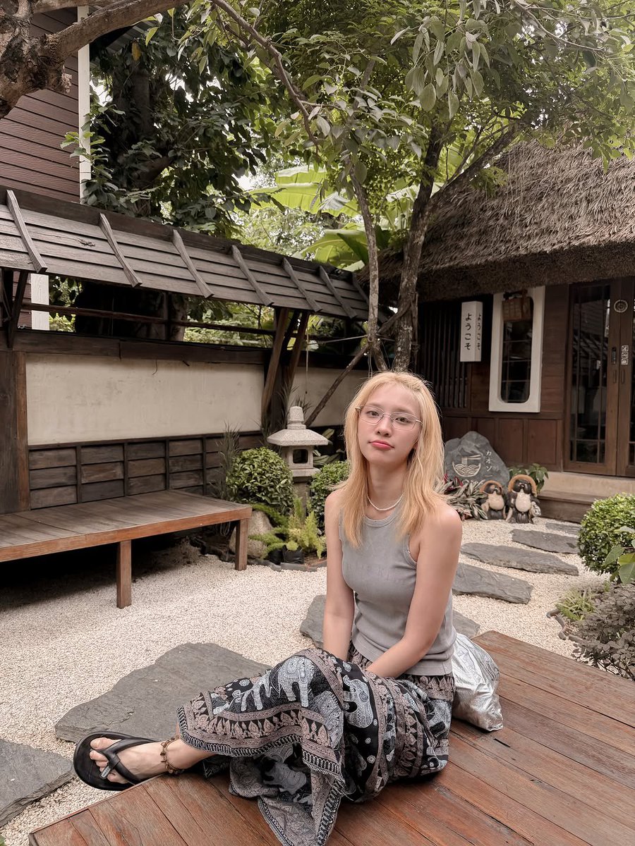 2_jjj_2's tweet photo. happy for p’jan considering how often she wears her matin kim sleeveless top 🥹🩶 (there’re def more pics of her wearing it but i couldn’t find them) https://t.co/4ldXVFdCgJ