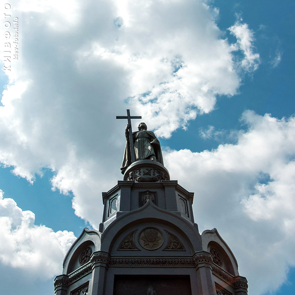 kievfoto's tweet photo. 5 липня відзначається пам’ять Київського князя Володимира Великого, день Хрещення Київської Русі та день Української Державності.

На фото: київські зображення князя Володимира

#київфото #київ #київськийкалендар #КнязьВолодимир #ВолодимирВеликий https://t.co/xEFuy5UGUr