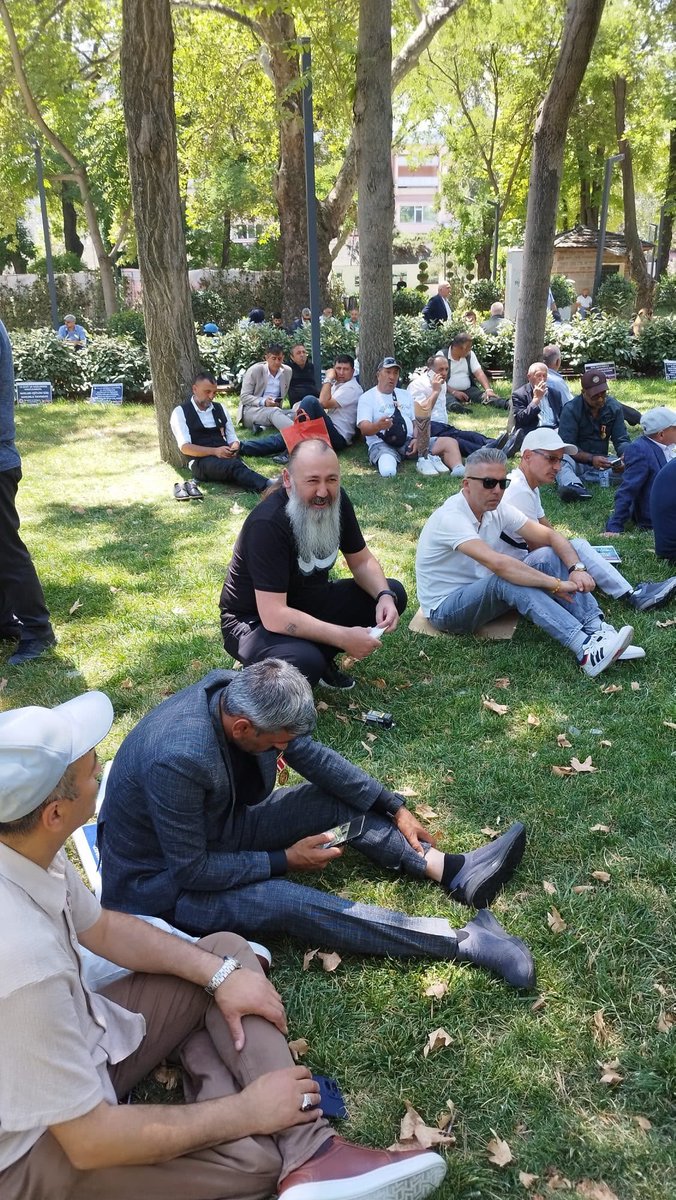 HarpCografyasi's tweet photo. 19 Temmuz 1921
Kurtuluş Savaşı'nın en buhranlı günleri...
Daha dört gün önce 4ncü Tümen Komutanı Yarbay Nazım şehit olmuş.
Meclis'teki mebuslar ne yaptılar, biliyor musunuz; Nazım'ın rütbesini miralaylığa (albay) yükseltip, Şehit Miralay Nazım ve Şehit Miralay Süleyman Fethi beylerin ailelerine Şehit maaşı bağladılar.
İki sene sonra da "milletvekili maaşına denk olacak şekilde" zam yaptılar Şehit ailesi maaşına.
ŞEHİT AİLESİ MAAŞI = MİLLETVEKİLİ MAAŞI
Bugün?
Bugün gazilerimiz, Şehit yakınlarımız milletvekillerine seslerini duyurmak için 40° sıcakta, güneş altında oturma eylemi yapmak zorunda kalıyor.
Sonra "tek parti dönemi şöyleydi böyleydi" değil mi?
Alkışlar size 
@mustafaciftcitr @memetsimsek @isikhanvedat 
İlgilenen Ankaralılar için;
Gazilerimiz Güvenpark'ta sessizce feryat ediyorlar. Yolunuzu düşürüp bir selam vermeniz bile yeter.
#GazilerinHakkınıVerin