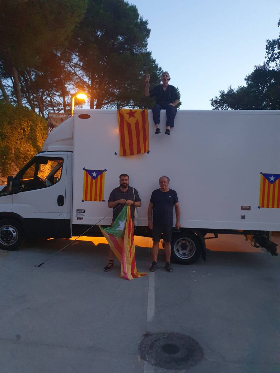 CACCGi's tweet photo. Membres de la CACGI tallen l'accés a les ruïnes d'Empùries on s'ha de reunir avui els Borbons (15/07/2026) https://t.co/rB4RYkgrNb
